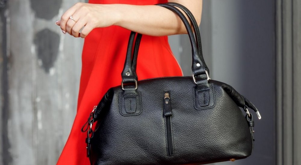 Trending Bag Colors Women Should Have in Their Wardrobe